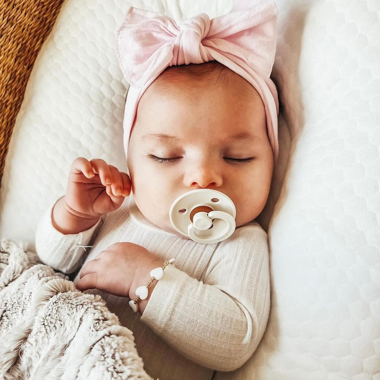 Classic Knot – Baby Bling Bows - Main Image