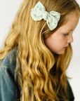 2PK BABY BLOOM CLIPS: gauze sage/black dot