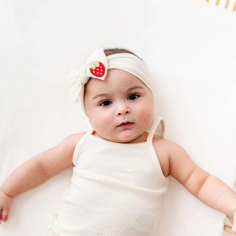 TRIMMED CLASSIC KNOT: oatmeal/strawberry applique