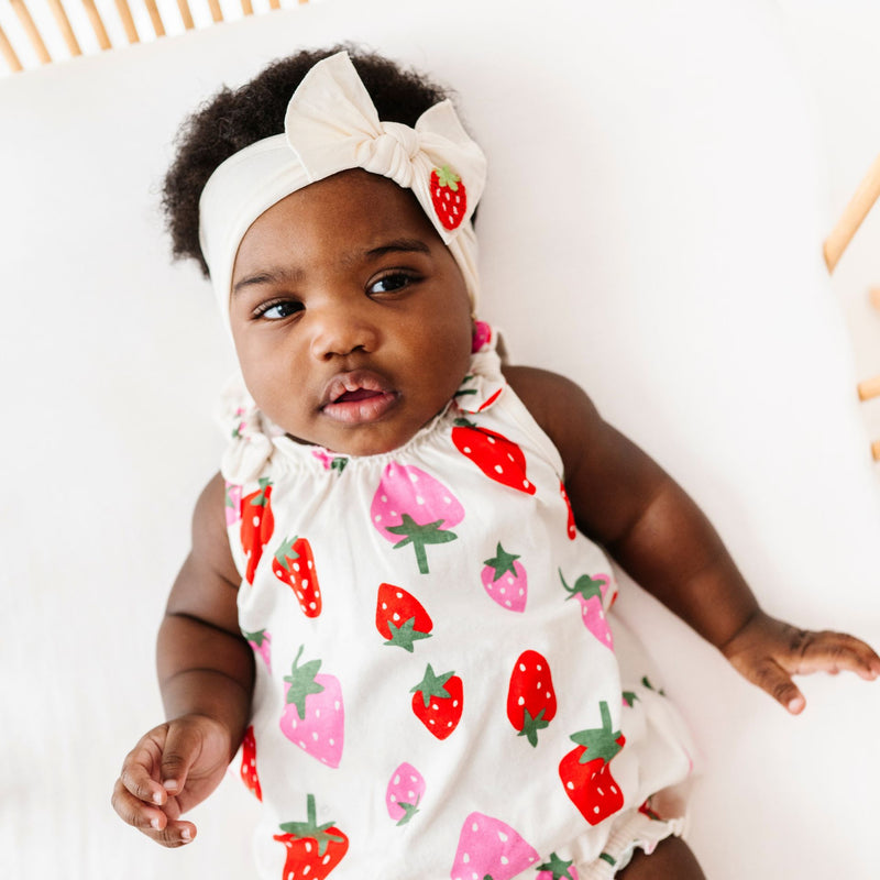 TRIMMED CLASSIC KNOT: oatmeal/strawberry applique