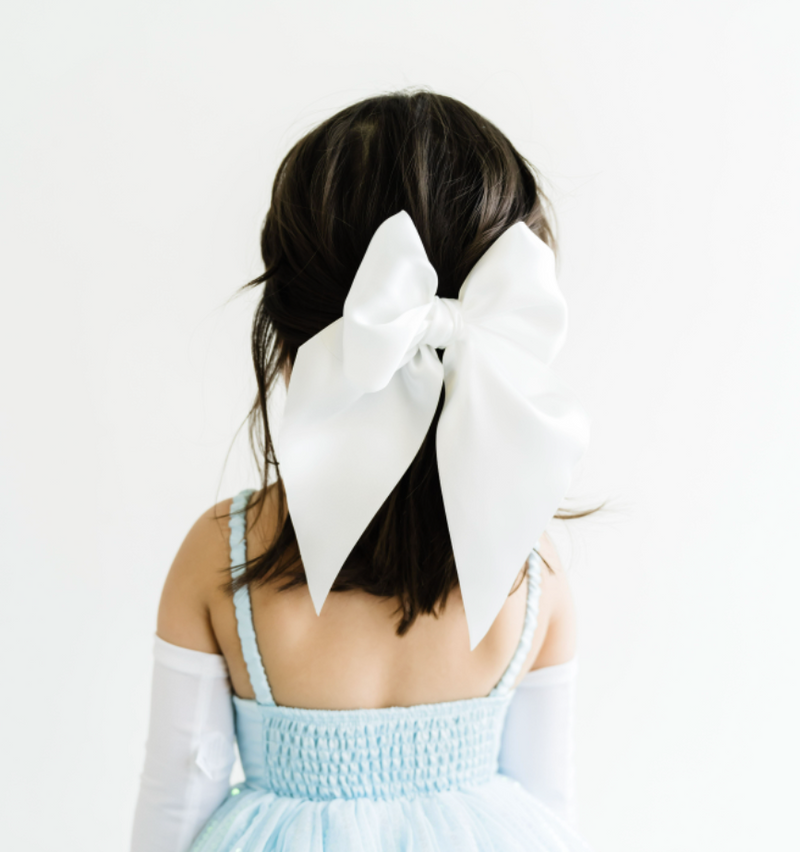SATIN BIG BELLE CLIP: white